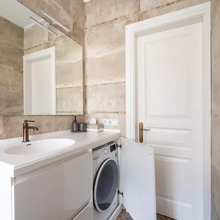 Families & Groups - 3 Bedrooms - 8 Guests Апартаменти *