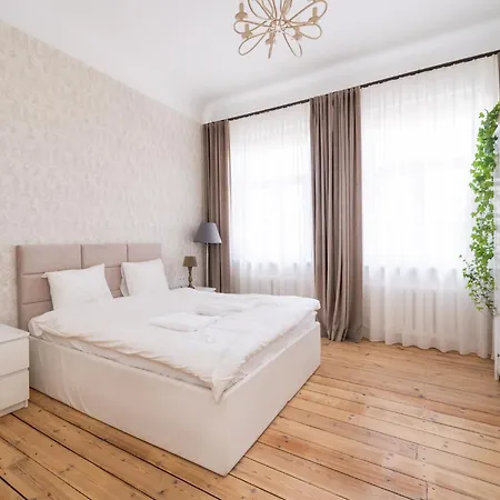 Spacious 3-bedroom For 8 With Full Kitchen - Barona Street, Apartment