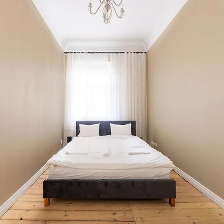 Apartment Spacious 3-bedroom For 8 With Full Kitchen - Barona Street,